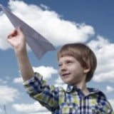 遊び 紙飛行機 男の子4歳