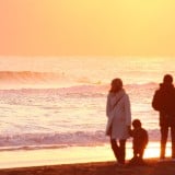 風景 海 夕日 海岸 親子