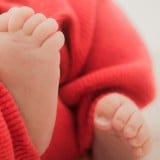 赤ちゃん新生児 足 赤 0ヶ月 1ヶ月