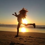 女性 レジャー 海 夕日 飛ぶ
