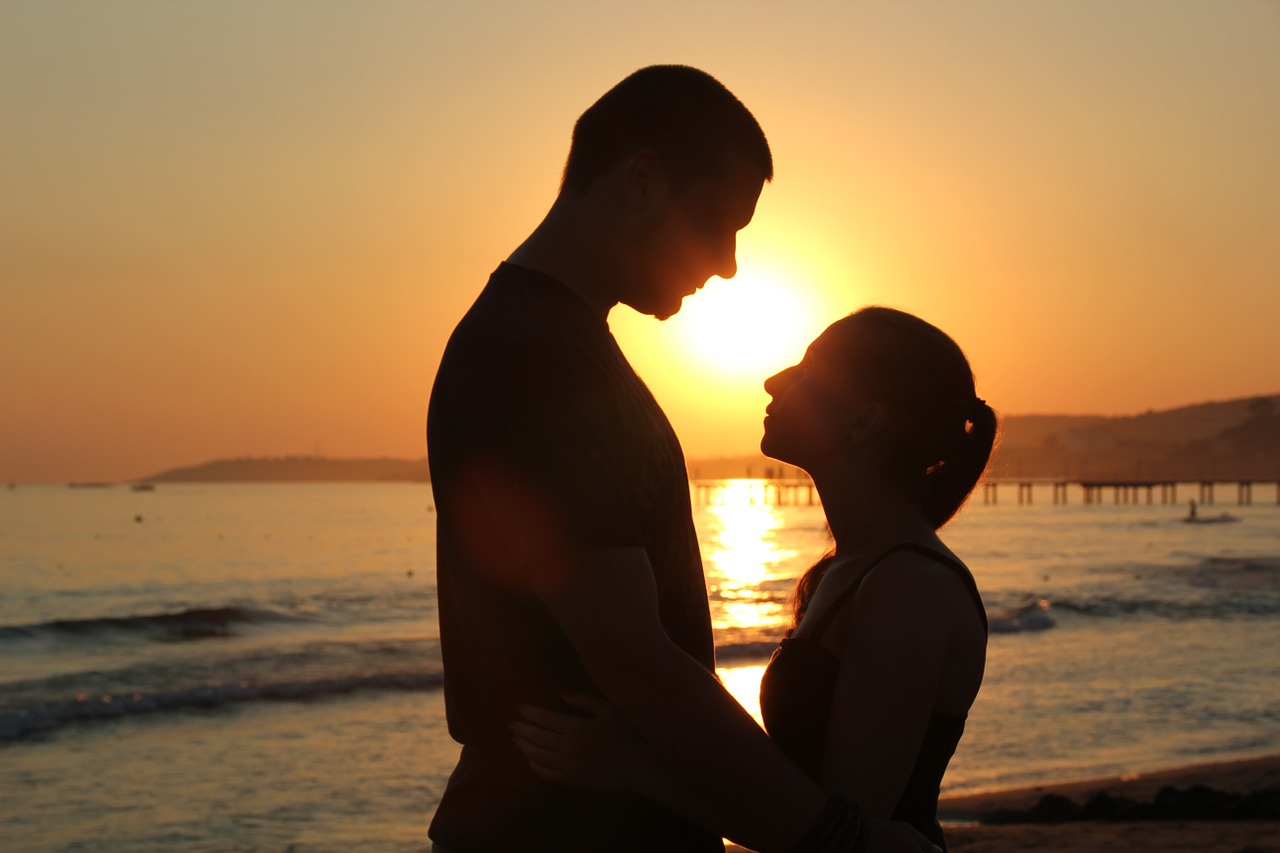 夫婦 夕日 女性 男性