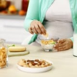 女性 バナナ ナッツ 牛乳 朝食 ごはん 食事
