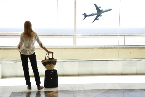 女性 旅行 飛行機 空港