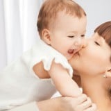子供 女性 ママ キス