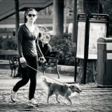 ウォーキング 女性 白黒 散歩