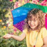 女の子 雨 子供 カラフル 傘 笑顔