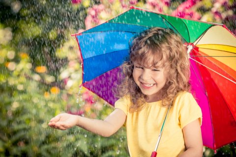 女の子 雨 子供 カラフル 傘 笑顔