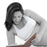 妊婦 本 モノクロ 読書 妊娠8ヶ月