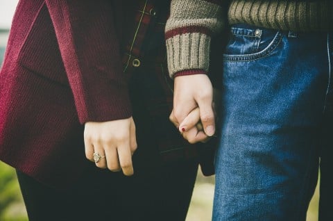 カップル 夫婦 手 つなぐ
