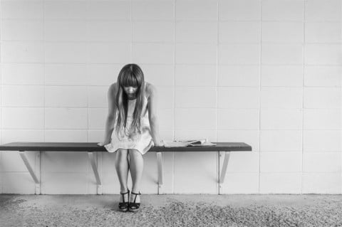 女性 悩む 考える 落ち込む 暗い