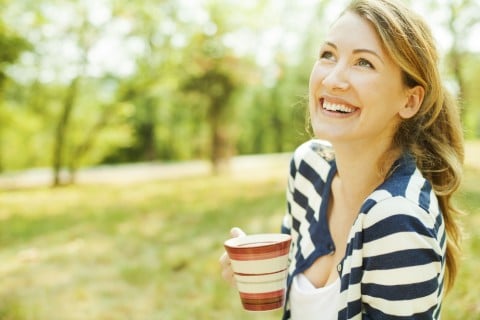 女性 笑顔 公園 自然 コーヒー