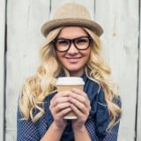 女性 コーヒー 笑顔