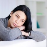 女性 考える 悩む
