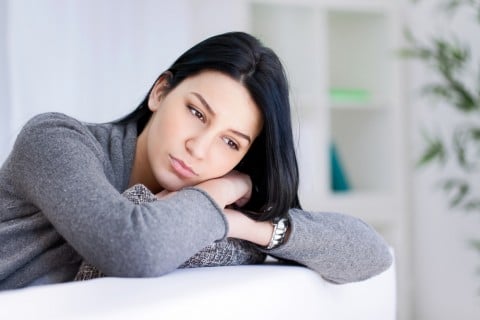 女性 考える 悩む