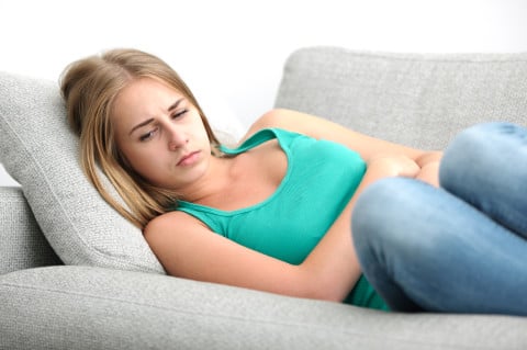 女性 ソファ 腹痛 生理