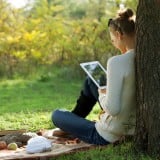 女性 公園 タブレット iPad