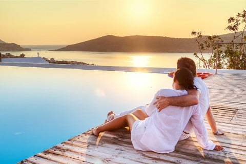 カップル 海 プール リゾート 夕焼け
