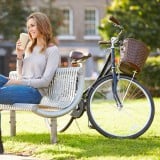 女性 コーヒー 自転車 公園