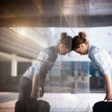 女性 考える 悩む 壁