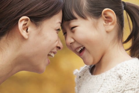 女性 女の子 子供 笑顔 家族