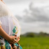 妊婦 妊娠後期 公園 草原 リラックス