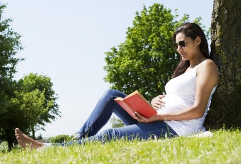 妊婦 本 読書 公園 快晴