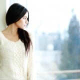 女性 考える 悩む