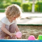 女の子2歳 子供 砂遊び 公園