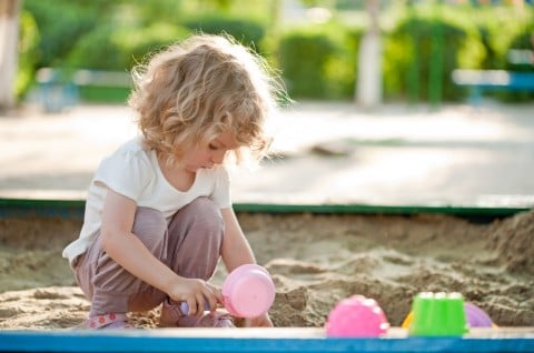 女の子2歳 子供 砂遊び 公園