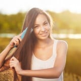 女性 髪 夕日 櫛