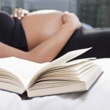 妊婦 仰向け 眠る 本 寝る
