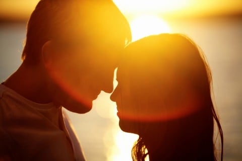 カップル 夕日 シルエット