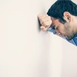 男性 悩む 考える