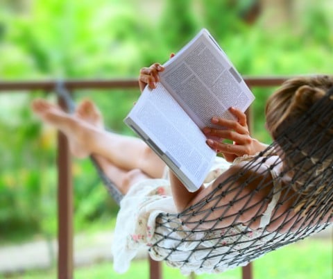 リラックス 女性 本 読書