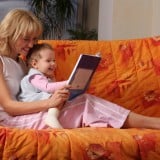子供 母親 絵本 読み聞かせ