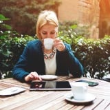女性 調べる タブレット