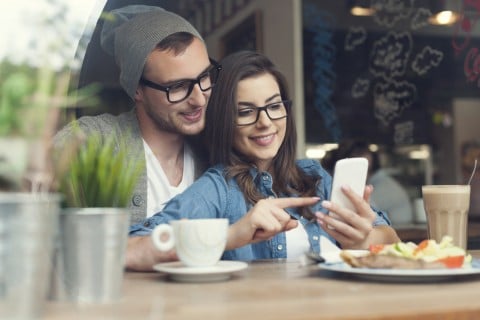 カップル 夫婦 スマホ カフェ
