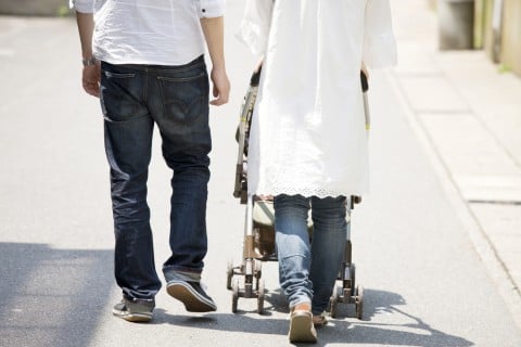 日本人 家族 散歩 赤ちゃん 夫婦