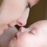 女性 新生児 ママ 親子 愛情