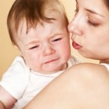 赤ちゃん 乳児 新生児 ママ 親子 抱っこ 泣く 泣き顔