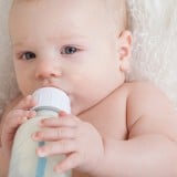 ミルク 新生児 赤ちゃん 育児
