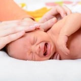 赤ちゃん 泣く 新生児 ベッド