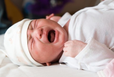 赤ちゃん 新生児 泣く 泣き顔
