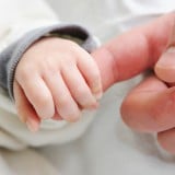 赤ちゃん 新生児 把握反射 手