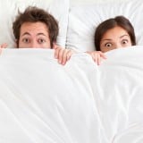 男女 カップル ベッド 驚き 困惑