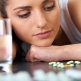 女性 薬 飲む コップ