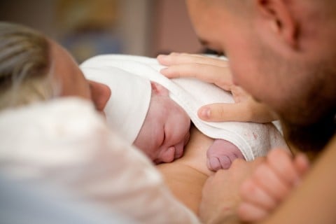 新生児 出産 親子 夫婦 赤ちゃん 生まれたて