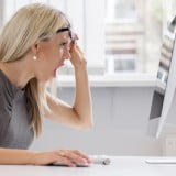 女性 PC パソコン インターネット ウェブ 情報 驚き びっくり 衝撃 反応