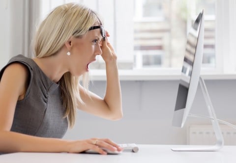 女性 PC パソコン インターネット ウェブ 情報 驚き びっくり 衝撃 反応