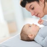 赤ちゃん 耳 ママ 乳幼児 チェック 確認 見詰め合う